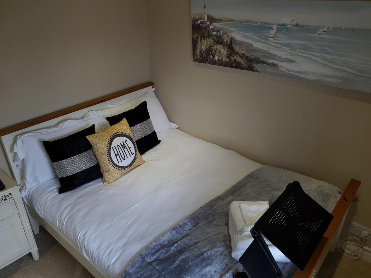 Slough Centre Townhouse With Driveway Parking For Up To Two Cars Lejlighed Eksteriør billede