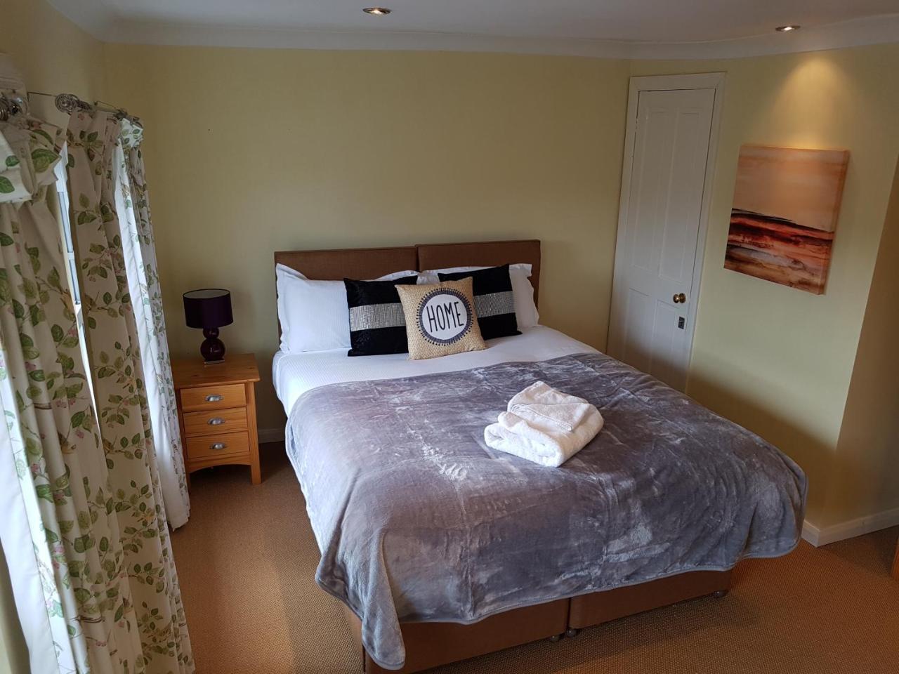 Slough Centre Townhouse With Driveway Parking For Up To Two Cars Lejlighed Eksteriør billede