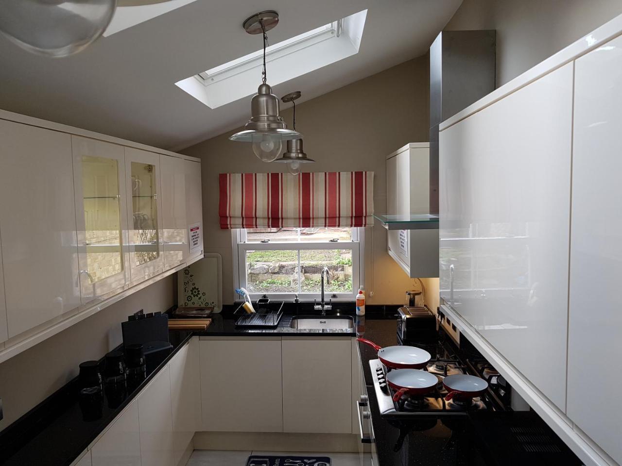 Slough Centre Townhouse With Driveway Parking For Up To Two Cars Lejlighed Eksteriør billede