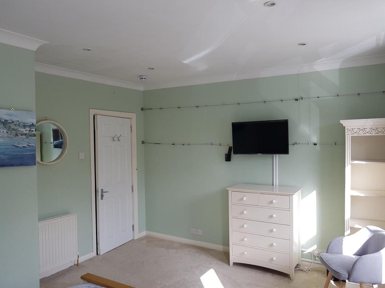 Slough Centre Townhouse With Driveway Parking For Up To Two Cars Lejlighed Eksteriør billede