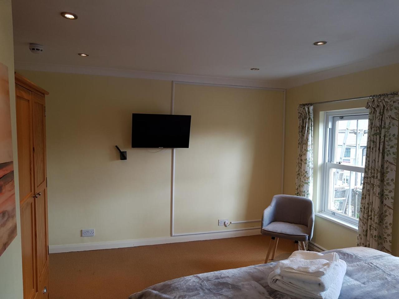 Slough Centre Townhouse With Driveway Parking For Up To Two Cars Lejlighed Eksteriør billede