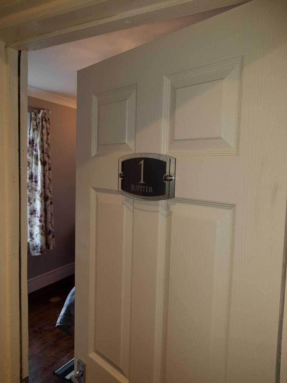 Slough Centre Townhouse With Driveway Parking For Up To Two Cars Lejlighed Eksteriør billede